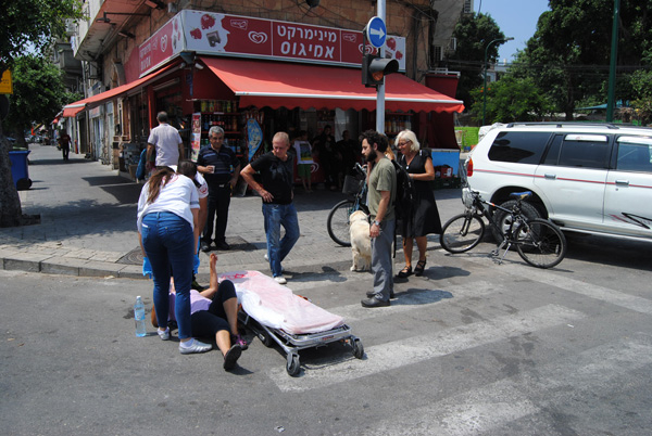 بالصور: إصابة طفيفة لسيدة بحادث بين دراجتين هوائيتين في شارع شديروت يروشلايم